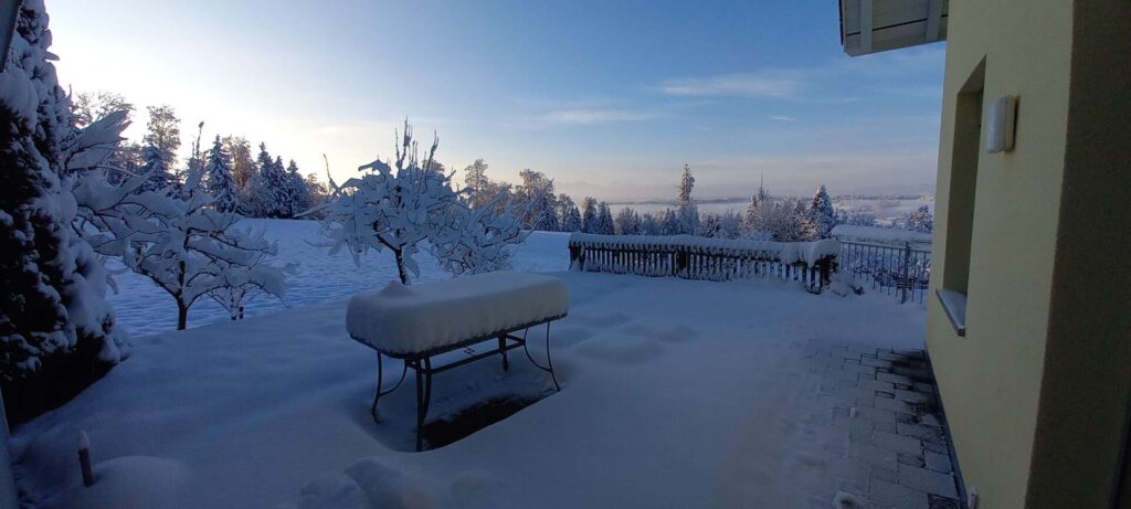 Terrasse im Winter mit viel Schnee